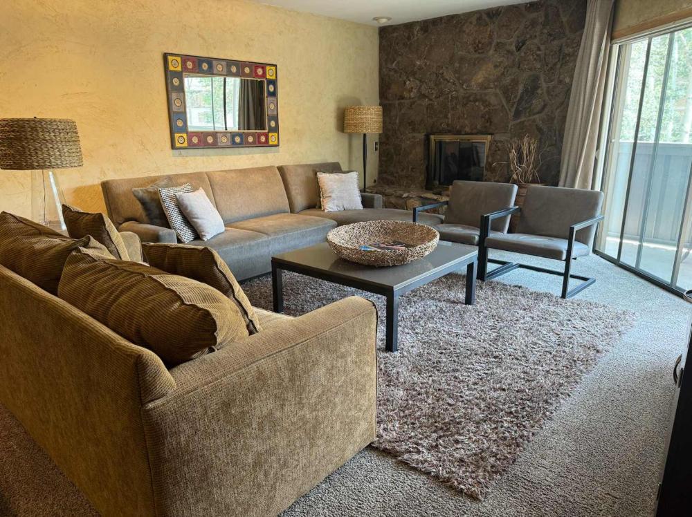 Best location in the heart of lions head, Ski lockers, jacuzzi and pool